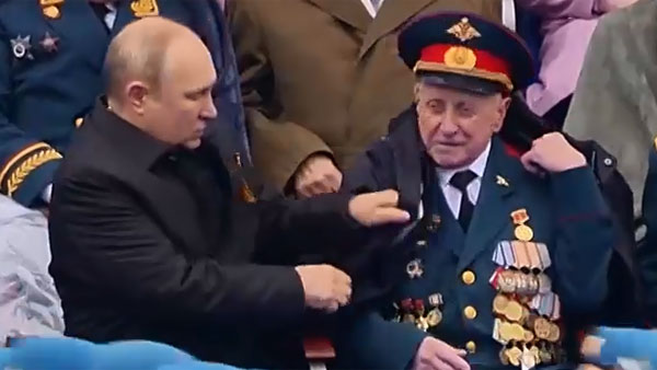 Мошенники обокрали ветерана, которого Путин укрыл курткой на Параде Победы