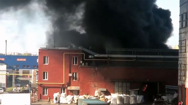 Машиностроительный завод загорелся в Подмосковье