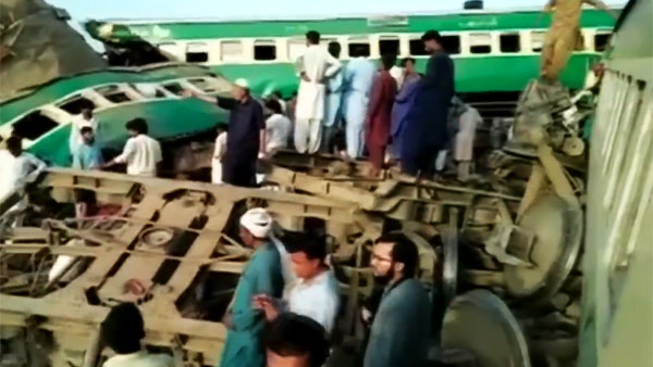 Жертвами столкновения поездов в Пакистане стали более 30 человек