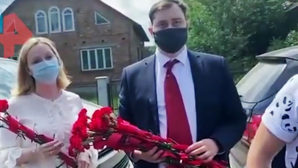 Львовские националисты помешали российским дипломатам возложить цветы к памятнику Пушкину