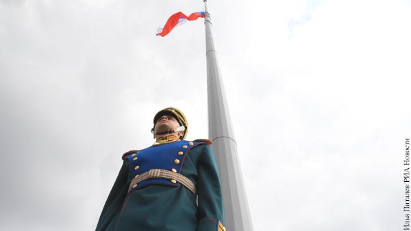 Награжденные Путиным Герои Труда подняли флаг на Поклонной горе в Москве 