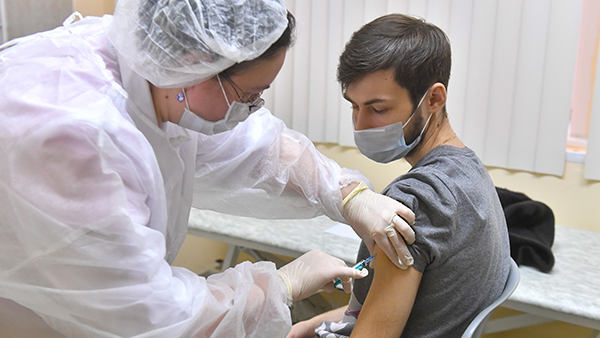 Главный терапевт России объяснила, кому из переболевших COVID-19 нужна вакцинация