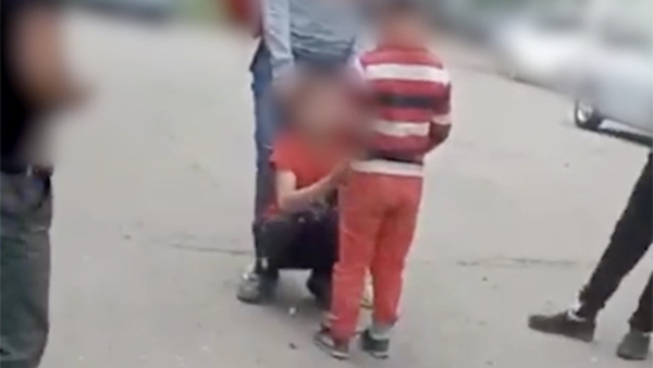 Жительница Красноярска заставила подростка прилюдно извиняться на коленях перед ее сыном