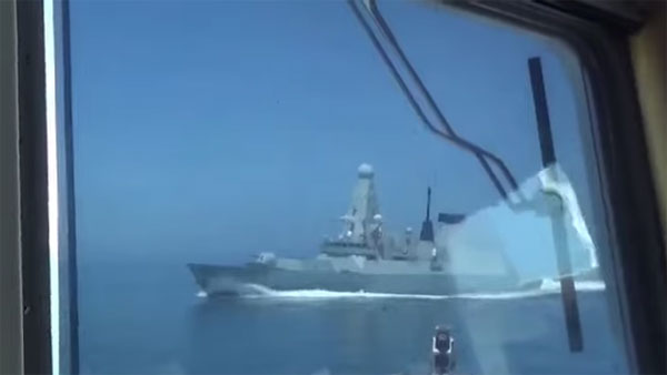 ФСБ опубликовала видео предупредительной стрельбы по британскому эсминцу в Черном море