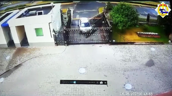 Водитель-наркоман врезался в ворота посольства России в Минске