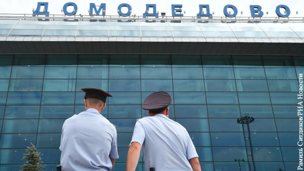 Пьяный пассажир устроил драку в Домодедово из-за длинных волос у парня