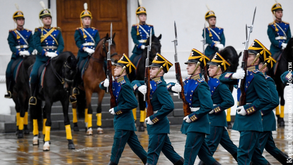 В Кремле из-за COVID приостановили церемонию развода караулов Президентского полка