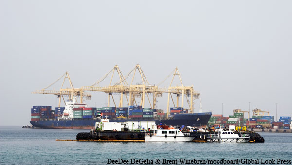 Мощный взрыв произошел в порту в Дубае