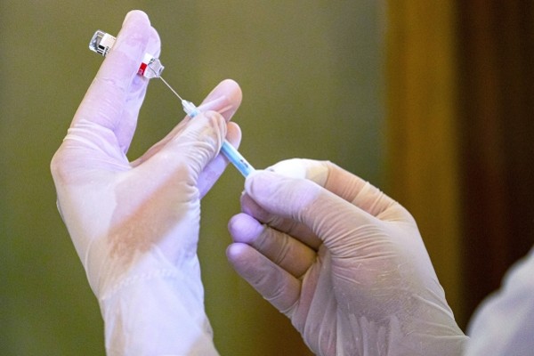 Онищенко предложил наказывать врачей за призыв к отказу от прививки