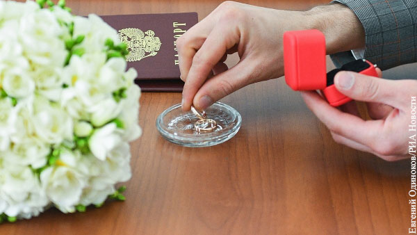 В России отменили обязательные штампы о браке в паспорте