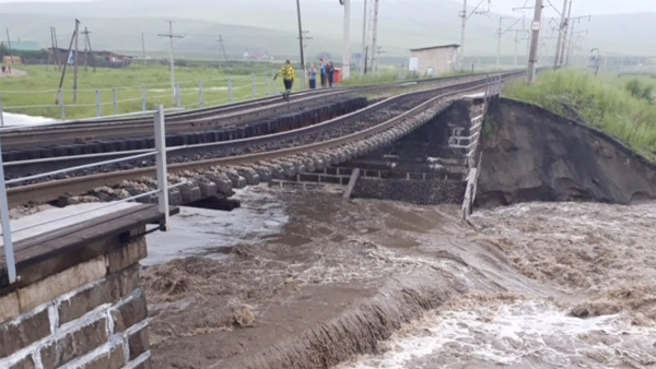 Железнодорожный мост обрушился на Транссибе в Забайкалье