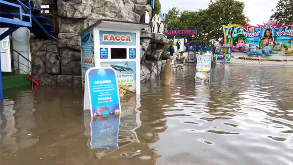 Реки затопили улицы Сочи из-за дождей