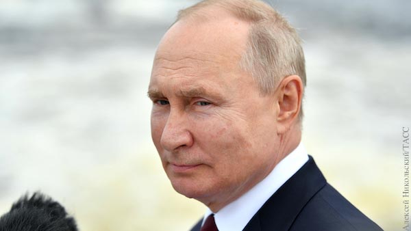 Путин принял участие в спуске на воду супертраулера новейшего поколения
