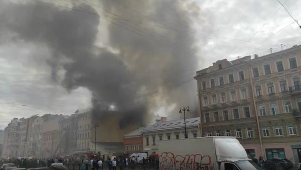 В историческом центре Петербурга начался пожар