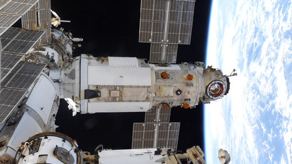 При открытии люка из модуля «Наука» на МКС вылетел болт