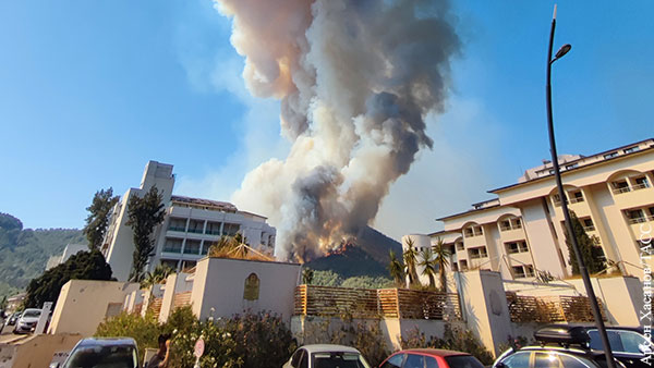 Постояльцев трех отелей эвакуировали из-за нового пожара в Турции
