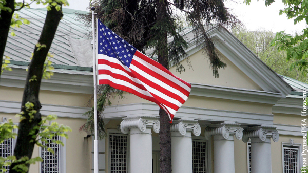 МИД Белоруссии предложил США оставить пять человек в посольстве в Минске