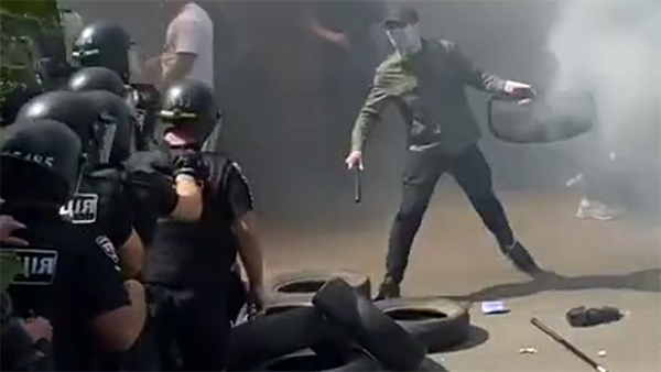 У офиса Зеленского произошло столкновение националистов с полицией