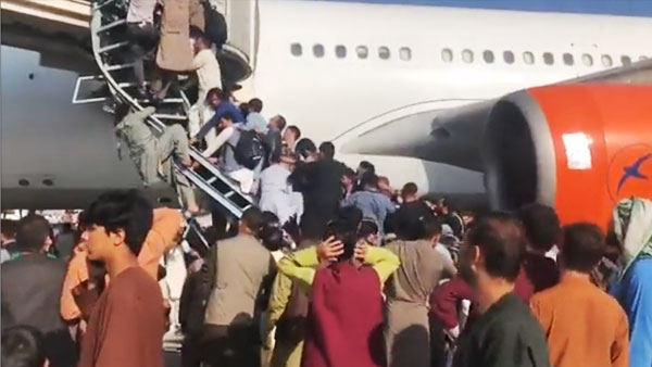 Толпы афганцев прорвались на ВПП аэропорта Кабула в надежде бежать из страны