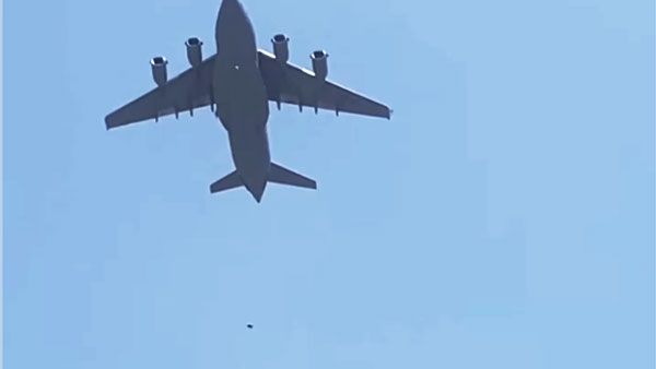 Опубликовано видео с падающими людьми с взлетевшего из Кабула самолета