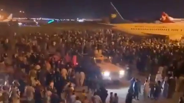 Эксперт объяснил массовую панику в аэропорту Кабула