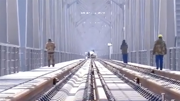 На мосту между Россией и Китаем через Амур уложили рельсы