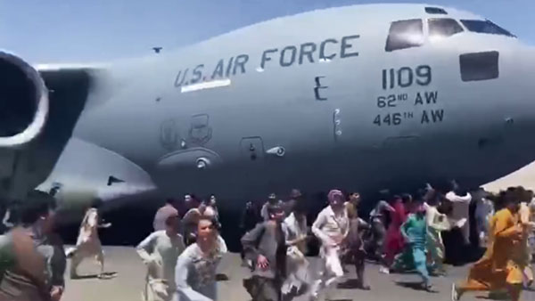 Талибы назвали виновных в падении людей с самолета при эвакуации из Кабула