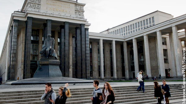 Охранник Библиотеки имени Ленина в Москве избил посетителя