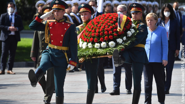 Меркель возложила цветы к Могиле Неизвестного Солдата в Москве