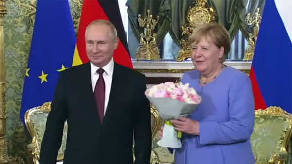 Путин и Меркель начали переговоры в Кремле