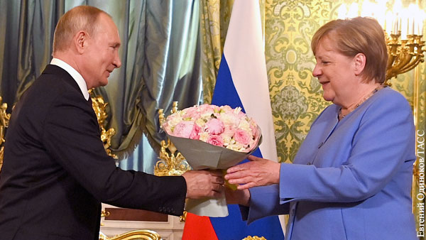 Китайцы оценили жест Путина на встрече с Меркель