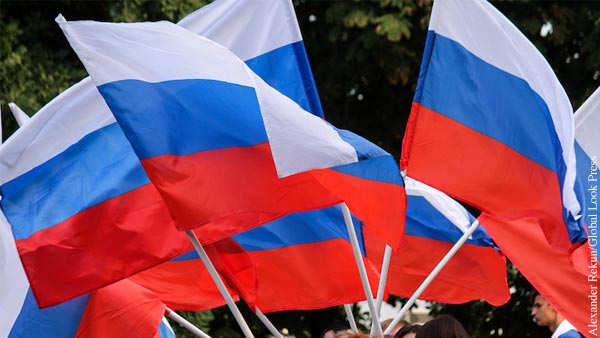 В России проходят торжественные мероприятия в честь Дня государственного флага