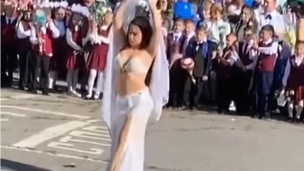 Егор Дружинин оценил уместность танца живота на школьной линейке в День знаний