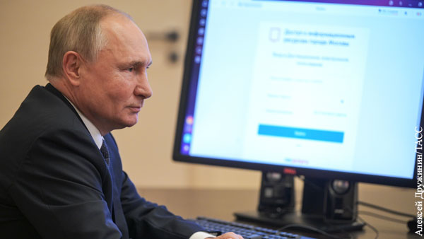 Песков объяснил дату на часах Путина во время голосования