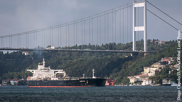 Российский сухогруз столкнулся с турецким судном в проливе Босфор