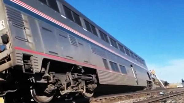 Пассажирский поезд сошел с рельсов в США, есть жертвы и пострадавшие