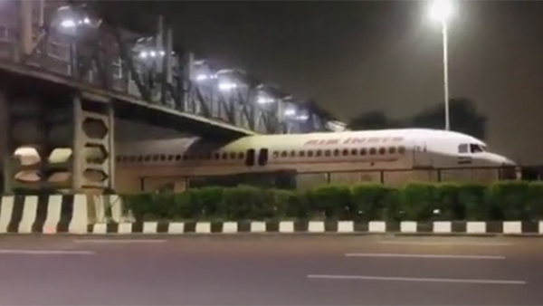 Пассажирский самолет застрял под мостом в Индии