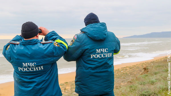 С терпящего бедствие судна в Белом море спаслись два человека