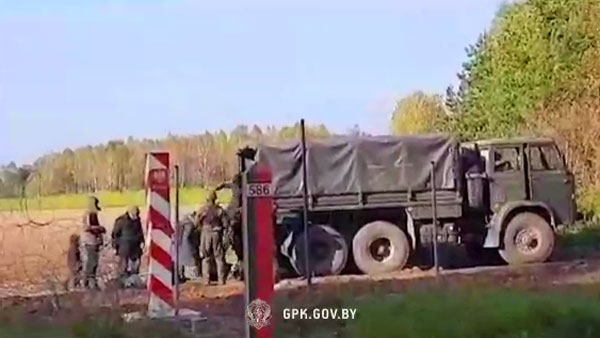 Минск показал, как поляки насильно заставляют беженцев переходить границу с Белоруссией