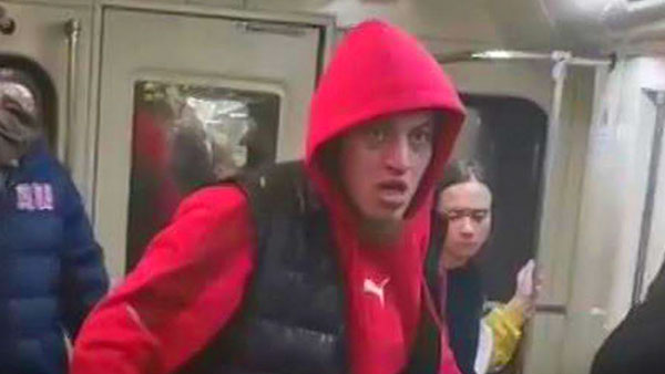 Избившим мужчину в метро Москвы предъявили обвинение в двух преступлениях