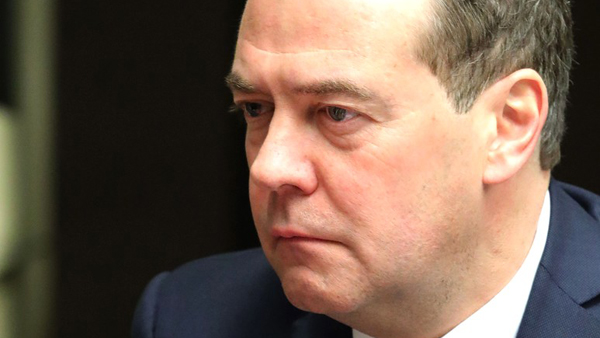 Медведев счел переговоры с нынешними властями Украины бессмысленными
