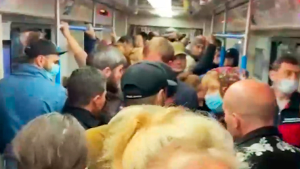 Полиция начала проверку после ролика с приставаниями к женщине в метро