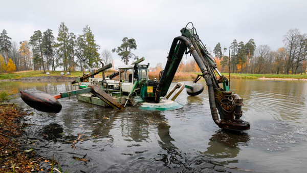В Ленобласти начали расчистку Белого озера в музее-заповеднике «Гатчина»