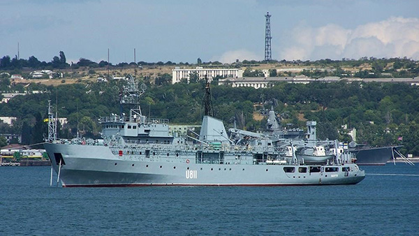 Поврежденное в Черном море судно ВМС Украины начали буксировать в Одессу