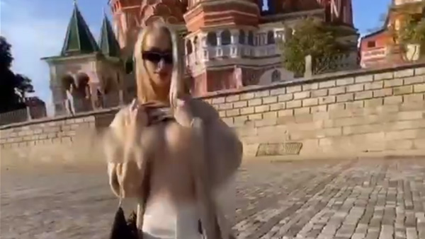 Полиция начала проверку видео с оголившей грудь девушкой у храма Василия Блаженного