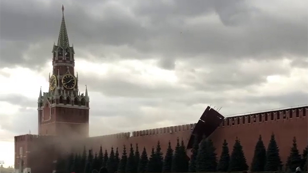 Упавшие строительные леса повредили зубец на стене Кремля