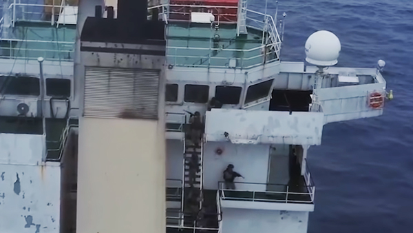 У берегов Африки российские морпехи спасли от пиратов 20 украинских моряков