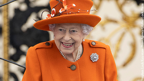 Королева Елизавета II выехала на прогулку за рулем Jaguar