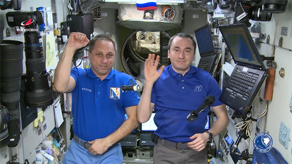 Космонавты поздравили россиян с Днем народного единства с борта МКС