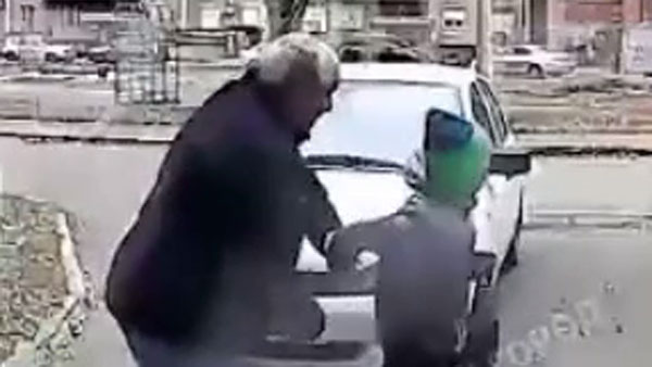 Опубликовано видео нападения пенсионера на ребенка в Челябинске 
